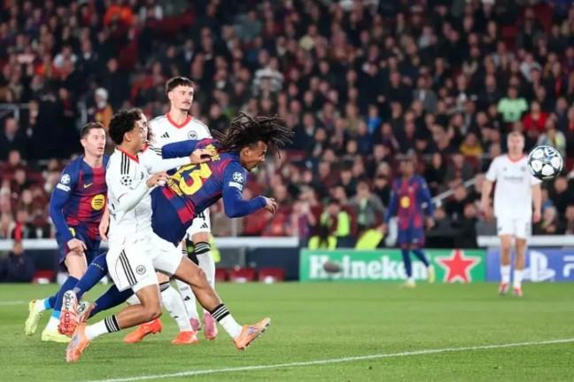 Dua Sundulan Jules Kounde Bawa Barcelona Kalahkan Frankfurt 2-1 di Camp Nou