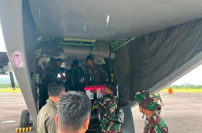 TNI AL Kirim 1,2 Ton Logistik ke Sibolga Gunakan Pesawat Angkut dan Helikopter untuk Jangkau Wilayah Terisolir