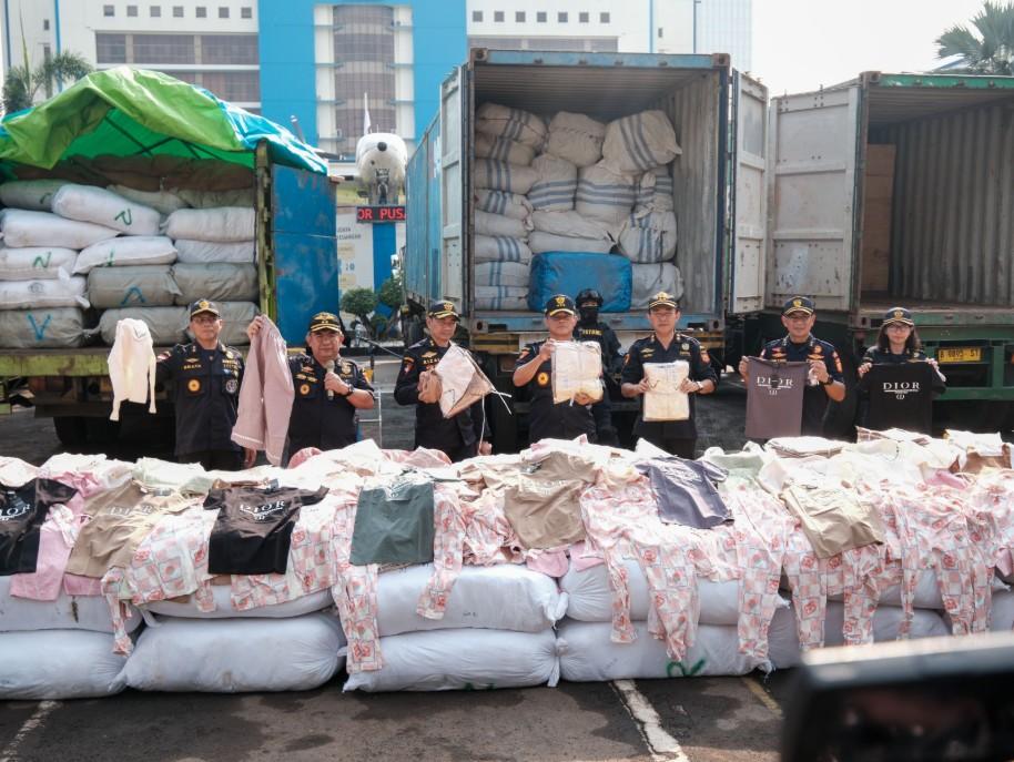 Jelang Akhir Tahun, Bea Cukai Bongkar Dua Upaya Peredaran Produk Garmen Ilegal