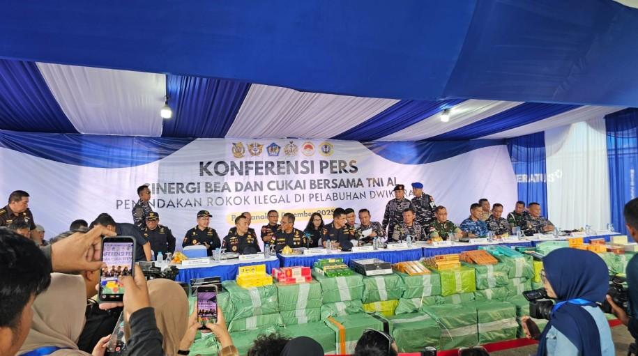 Bea Cukai Amankan Rokok Ilegal Impor Asal Kamboja di Pelabuhan Dwikora Pontianak