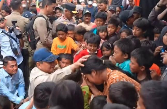 Kunjungi Korban Banjir di Aceh, Presiden Prabowo Minta Anak-Anak Tetap Semangat dan Janjikan Bantuan Hingga Pulih