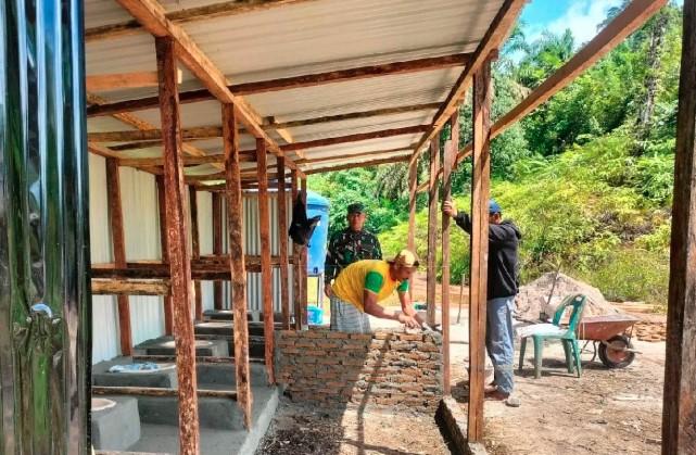 Satgas Gulbencal Kodam I Bukit Barisan Bangun MCK untuk Pengungsi Bencana di Batu Hula