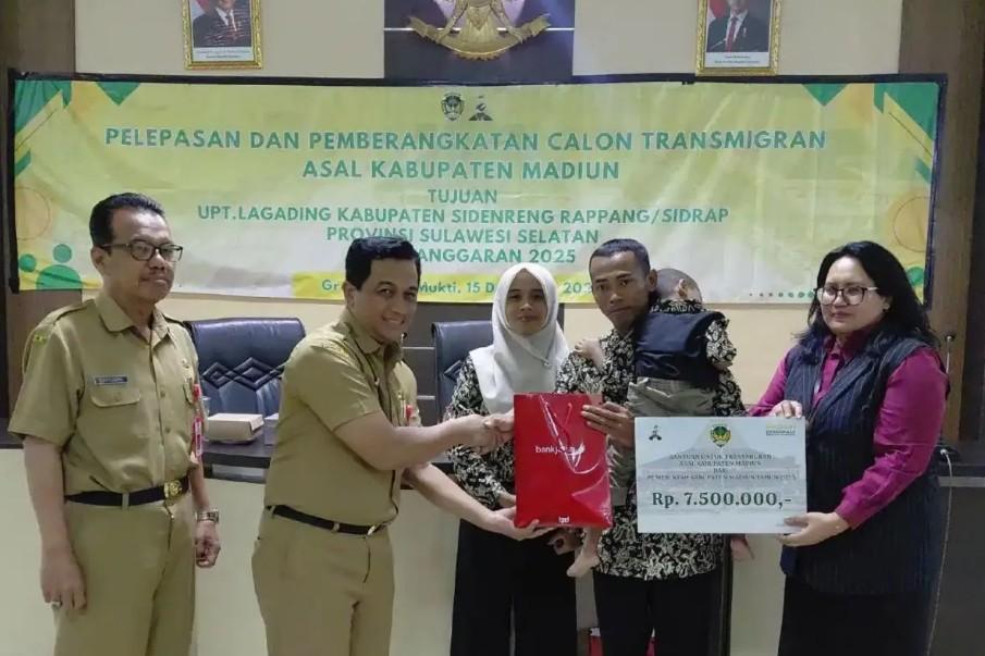 Pemkab Madiun Berangkatkan Keluarga Anton Wibowo ke Sulawesi Selatan Lewat Program Transmigrasi