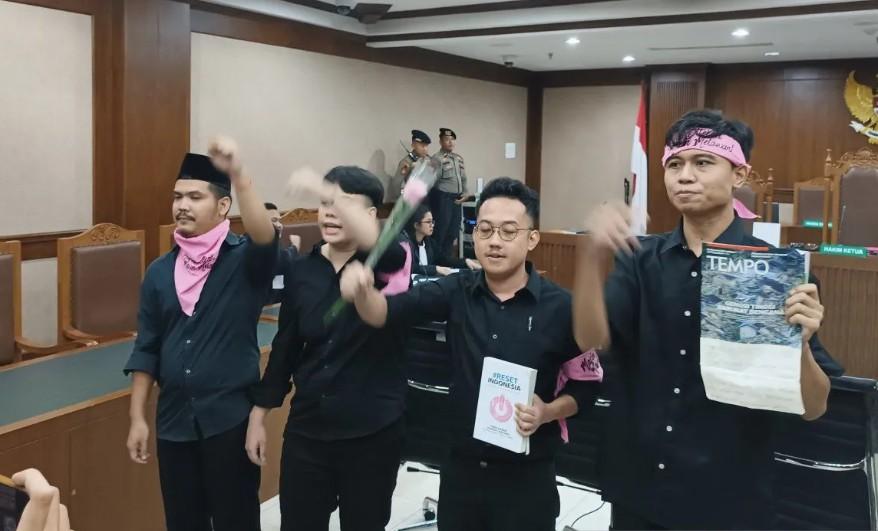 Sidang Perdana Kasus Penghasutan Demonstrasi Agustus 2025 Digelar, Terdakwa Bagikan Mawar dan Berorasi