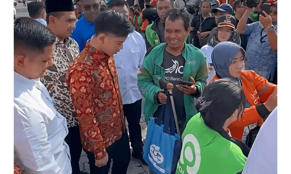 Wapres Gibran Rakabuming Bagikan Sembako kepada Pengemudi Ojek Online di Stasiun Tawang Semarang