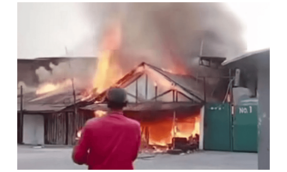 Kebakaran Gudang Ekspedisi di Rawa Buaya Hanguskan Tiga Kios dan Satu Mobil, 14 Unit Damkar Dikerahkan