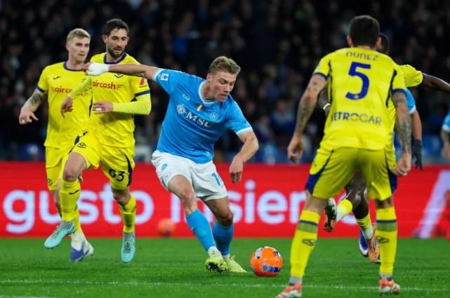 Napoli Gagal Rebut Puncak Klasemen Usai Imbang 2-2 Lawan Hellas Verona