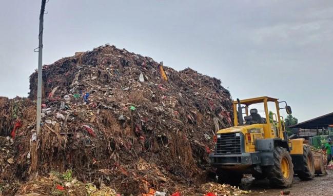Lonjakan Sampah di Pasar Induk Kramat Jati Ditarget Selesai Lima Hari, Sudin LH Jaktim Kerahkan 25 Armada