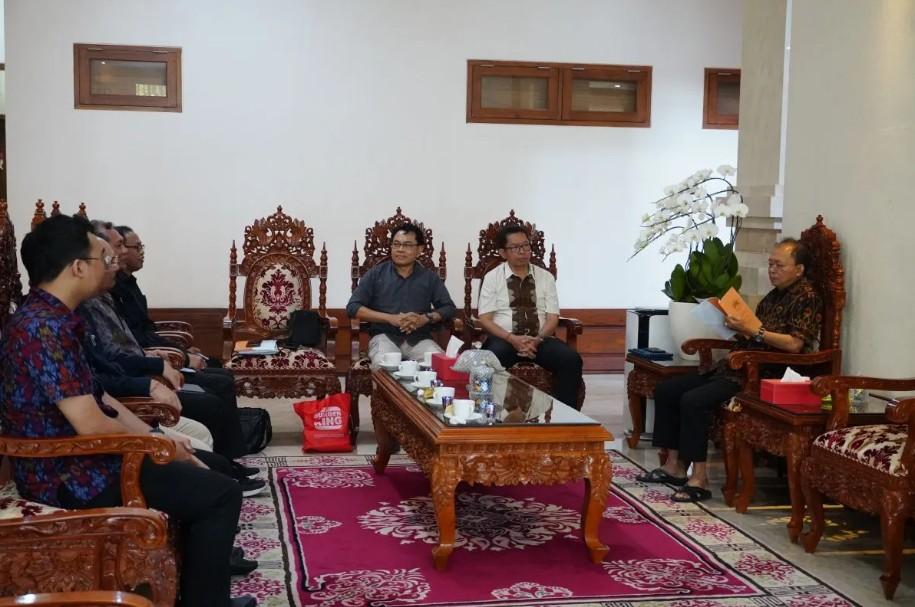 Gubernur Koster Dorong Koperasi di Bali Jual Produk Lokal seperti Babi dan Beras Sudaji