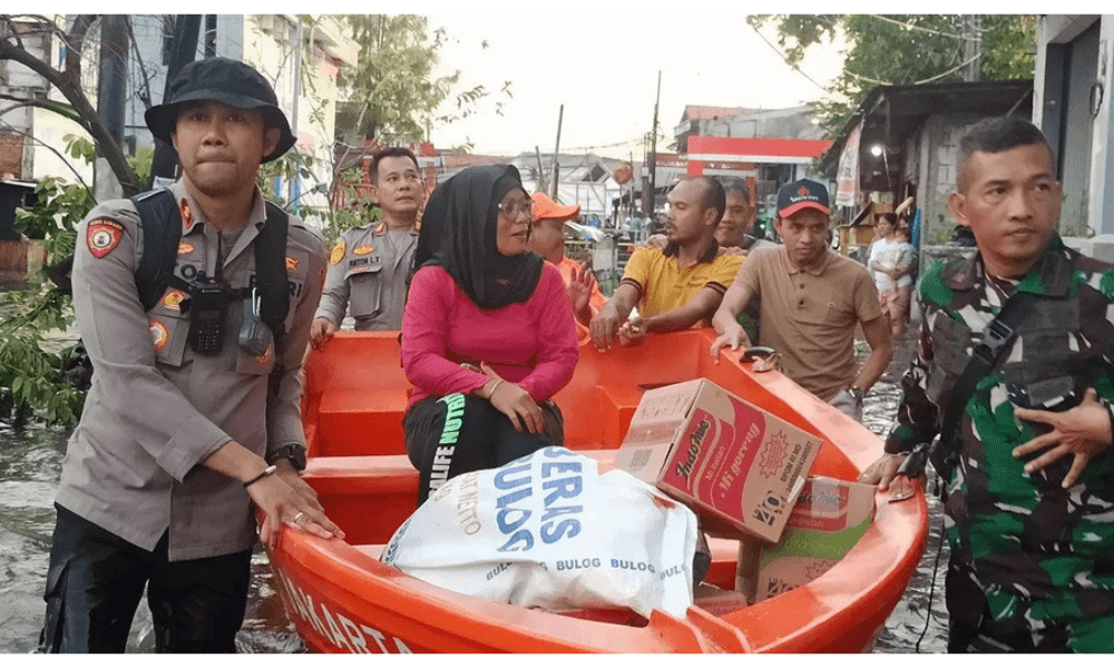 Forkopimca Kelapa Gading Salurkan Bantuan Banjir dengan Perahu ke RW 03 Pegangsaan Dua