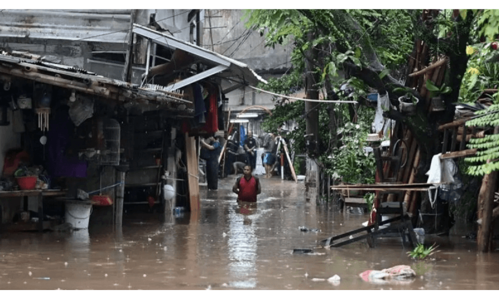 Banjir Jakarta Rendam 35 RT dan 23 Jalan, BPBD Kerahkan Tim Penanganan Darurat