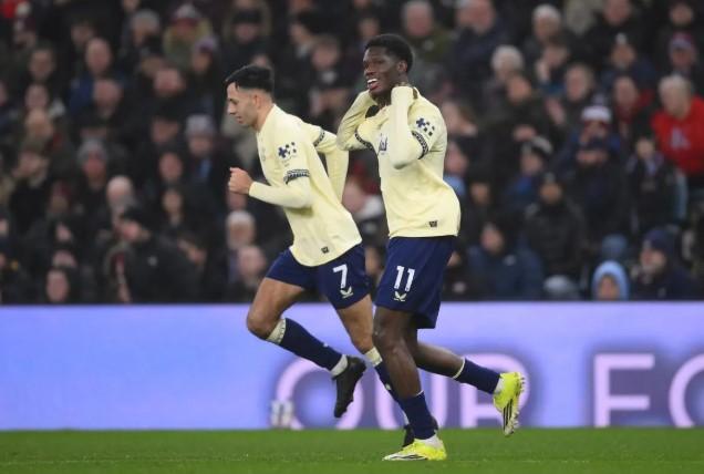 Aston Villa Tersandung di Villa Park, Everton Raih Kemenangan Tipis dan Naik Papan Tengah