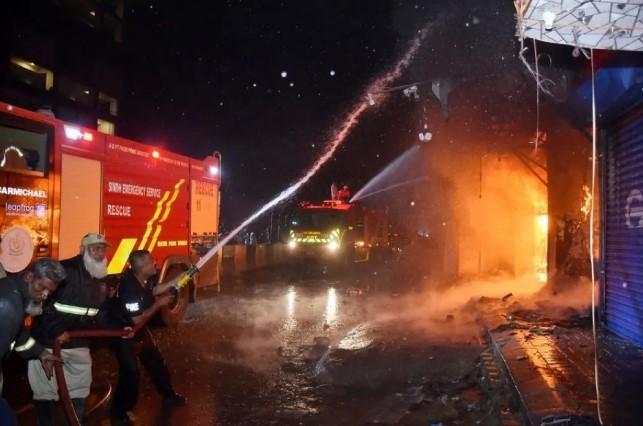 Kebakaran Besar di Pusat Perbelanjaan Karachi Tewaskan 14 Orang, Penyebab Masih Diselidiki