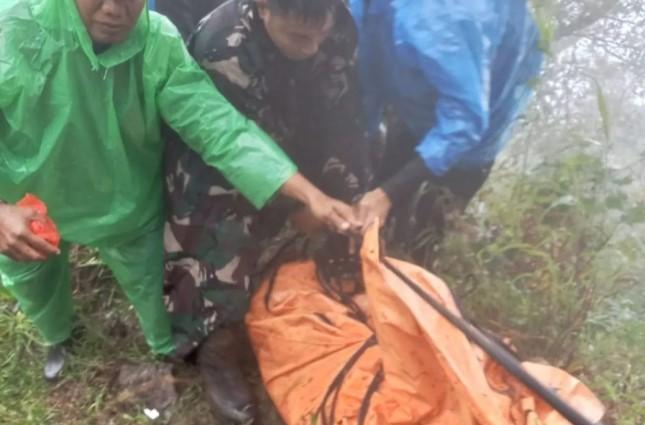 TNI AD Evakuasi Dua Korban Kecelakaan Pesawat ATR 42-500 di Gunung Bulusaraung