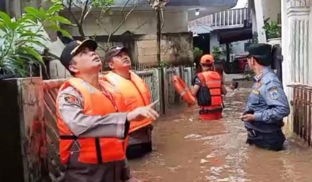 Banjir Capai 180 Cm di Bidara Cina, TNI-Polri Pantau Langsung dan Imbau Warga Mengungsi