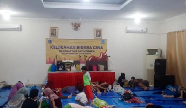 Ratusan Warga Bidara Cina Mengungsi Akibat Banjir 180 Cm, Tiga Lokasi Pengungsian Disiapkan