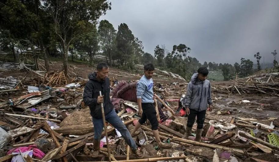 82 Warga Masih Hilang Tertimbun Longsor Gunung Burangrang, Pencarian Dilakukan Manual dengan Anjing Pelacak