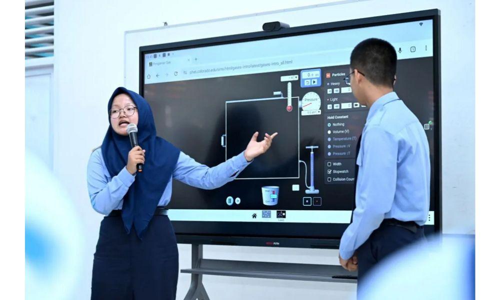 Papan Interaktif Digital Permudah Siswa Pahami Sains, Kemendikdasmen Dorong Digitalisasi Sekolah