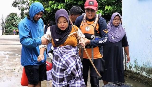 Baznas Evakuasi Ibu Hamil Terjebak Banjir di Karawang dengan Perahu Karet