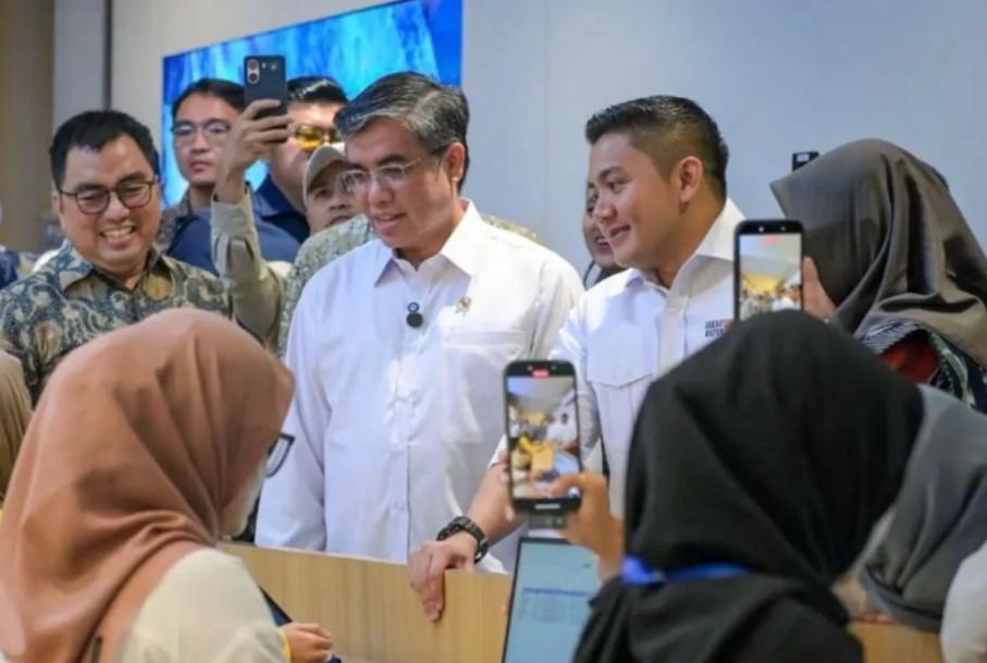 Pemerintah Tinjau Program Magang Nasional di PT Paragon, Seskab Tegaskan Manfaat Besar bagi Peserta