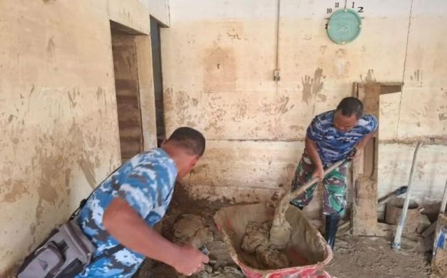 TNI AU Bersihkan Permukiman Warga di Padang dari Lumpur Pascabanjir