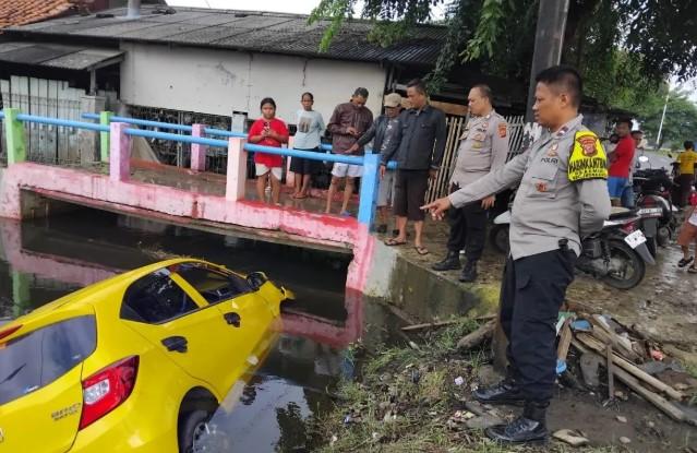 Kecelakaan Libatkan Anggota Polri di Karawang, Mobil Terperosok ke Kali Apor Usai Tabrak Motor
