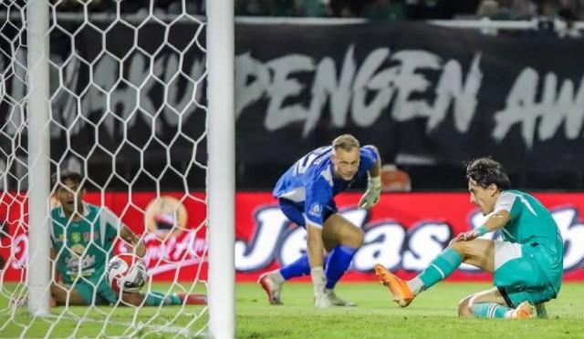 Persebaya Ditahan Imbang Dewa United 1-1 Meski Unggul Jumlah Pemain di Gelora Bung Tomo