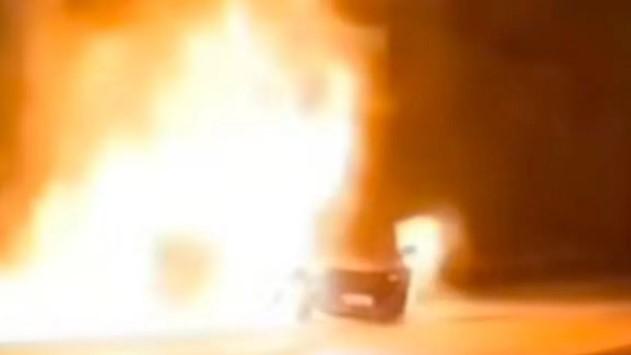 Mobil Jip Terbakar di Tol Jagorawi KM 31 Arah Jakarta Usai Ditabrak Sedan saat Menyalip Bahu Jalan