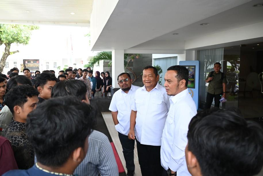 Mahasiswa Todong Ketua Komisi XIII DPR RI Willy Aditya Soal Konflik Adat Berdarah di Depan Istana Kepresidenan Yogyakarta