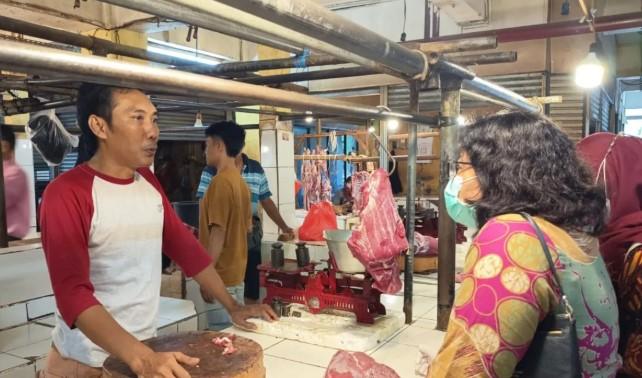 Pemkot Jakarta Timur memperketat pengawasan stok dan harga daging di sejumlah pasar jelang Imlek dan Ramadhan 2026.