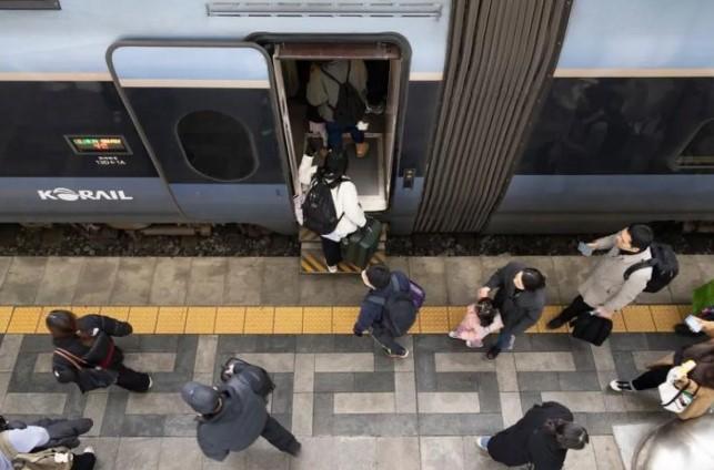 Jelang Imlek, Stasiun Seoul Mencatat Lonjakan Arus Penumpang yang Signifikan