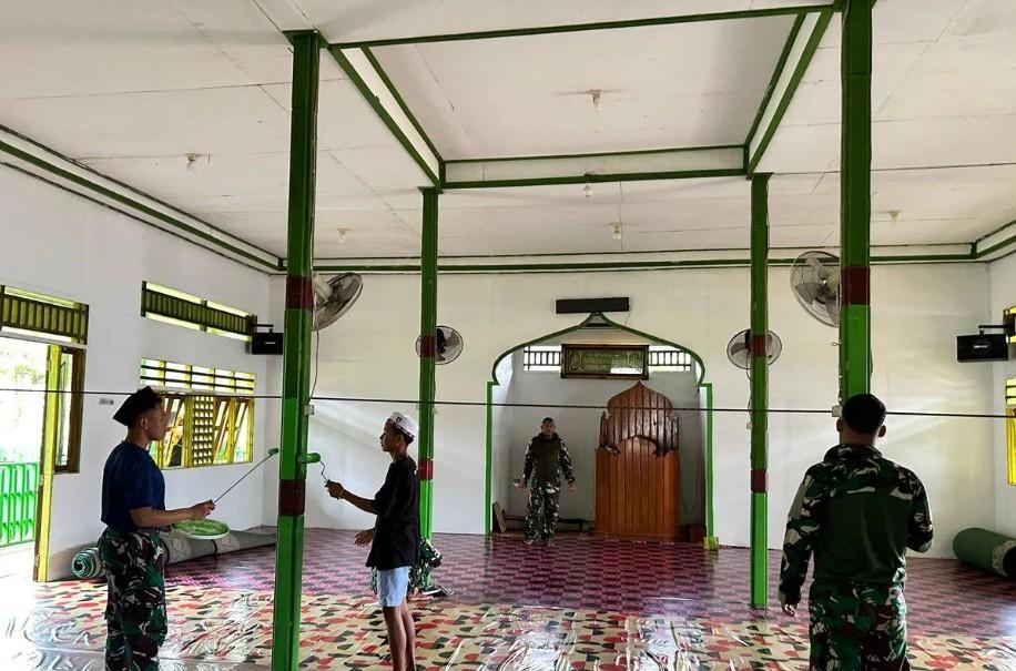 Satgas Yonif 511/DY Gotong Royong Bersihkan dan Cat Ulang Masjid Al Hafidzi di Mamberamo Raya Jelang Ramadan 1447 Hijriah