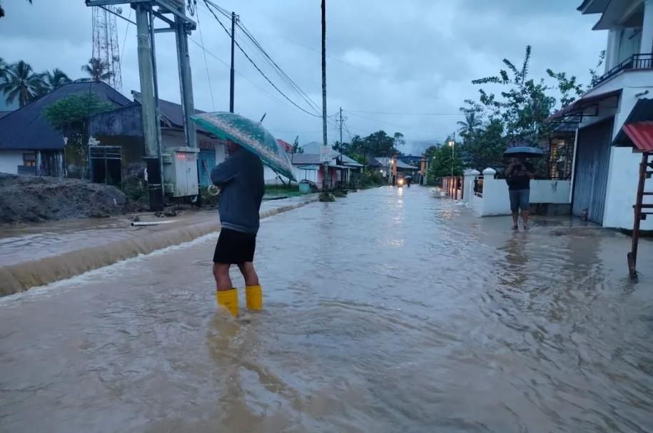 Jalan Nasional Padang–Pasaman Barat Terendam Banjir dan Longsor, Akses Lumpuh Total di Agam