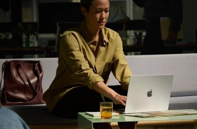 Apple Pertimbangkan Teknologi Layar “Anti Spy” Samsung untuk MacBook di Masa Depan