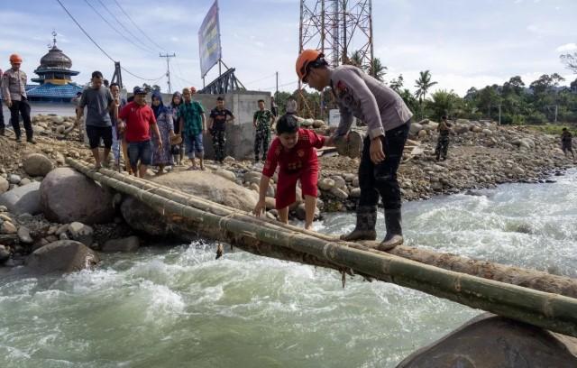 Polri Rampungkan Dua Jembatan Bailey di Agam untuk Pulihkan Akses Warga Terdampak Banjir