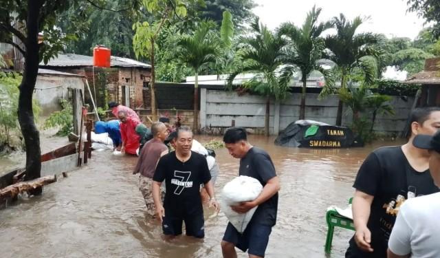 Puluhan Personel Gabungan Tangani Tembok RPTRA Bhineka yang Roboh akibat Luapan Kali Uangan