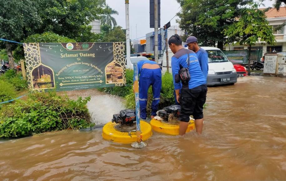Sudin SDA Jakarta Barat Kerahkan Lima Pompa Apung Tangani Genangan 30 Sentimeter di Daan Mogot