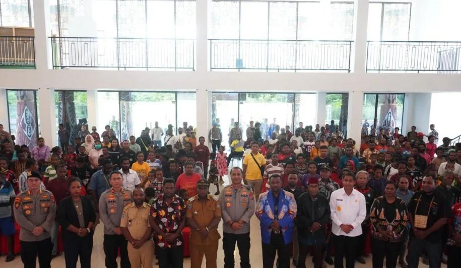 Polda Papua Barat Salurkan 350 Paket Sembako untuk Pengungsi Moskona dan Tegaskan Jaminan Keamanan Warga