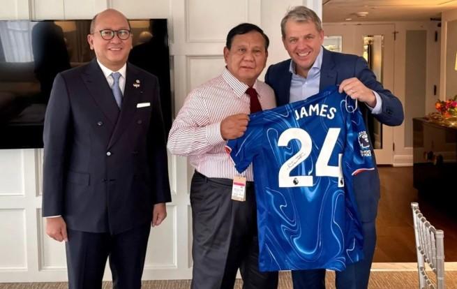 Presiden Prabowo Terima Jersey Chelsea Bertanda Tangan Reece James dari Todd Boehly di Washington DC