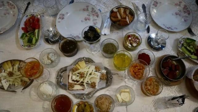 Balat di Tengah Gerimis Istanbul, Tradisi Sarapan Keluarga Turki Tetap Hangat dan Penuh Warna