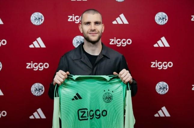 Maarten Paes Berpeluang Debut Bersama Ajax di Eredivisie Usai Kiper Utama Cedera Parah