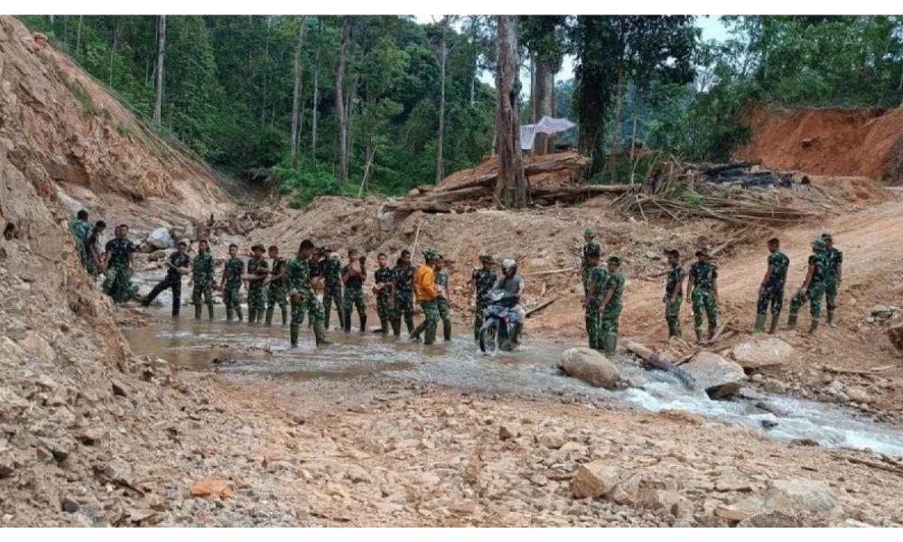 TNI Perbaiki Jembatan Putus Akibat Banjir Bandang di Tapanuli Tengah