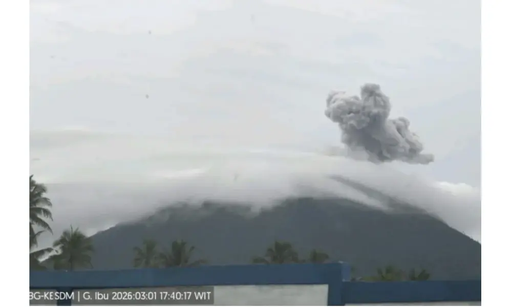 PVMBG Larang Aktivitas dalam Radius 2 Kilometer dari Kawah Gunung Ibu Usai Erupsi