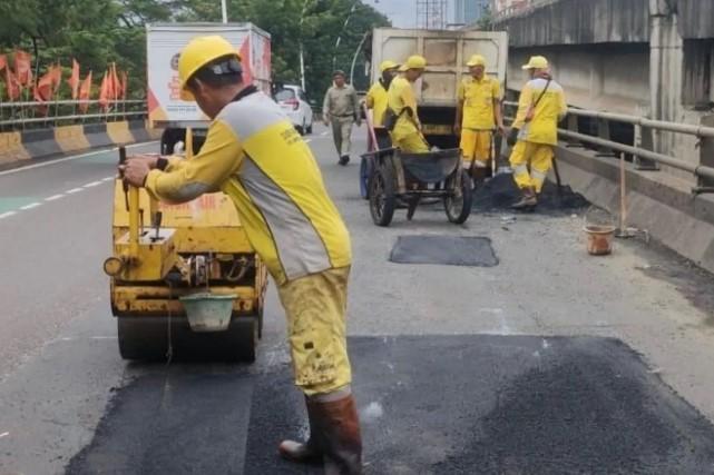Angkutan Logistik dan Hujan Deras Picu Ribuan Jalan Berlubang di Jakarta Utara