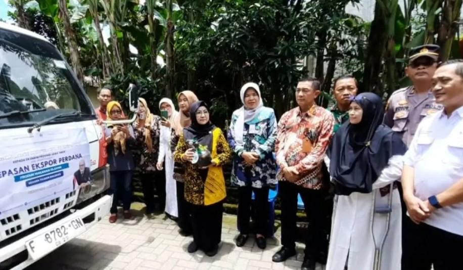 UMKM Magetan Ekspor Satu Kontainer Makanan Olahan ke Maladewa, Bupati Nanik Sebut Bukti Mampu Bersaing di Pasar Global