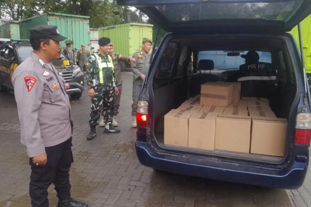 Satpol PP DKI Jakarta Sita 300 Botol Minuman Beralkohol Ilegal dalam Operasi Bina Tertib Praja di Cengkareng