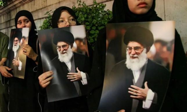 Video Kerumunan Menggotong Peti Disebut Pemakaman Ali Khamenei, Faktanya Acara Keagamaan di Irak