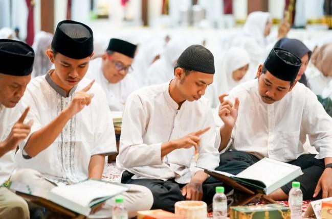 Gubernur Jawa Timur Khofifah Indar Parawansa Menggelar Khotmil Quran Ramadhan Bersama Perangkat Daerah dan Komunitas Tuli di