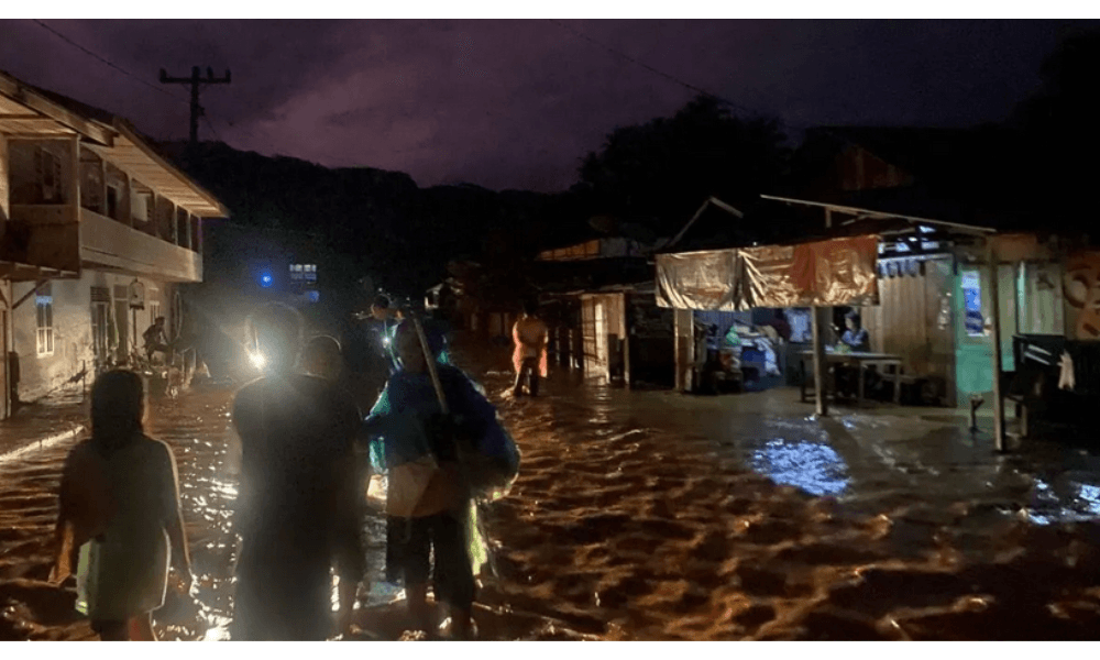 Satgas TNI Kerahkan 100 Personel Bantu Evakuasi Korban Banjir di Tapanuli Tengah