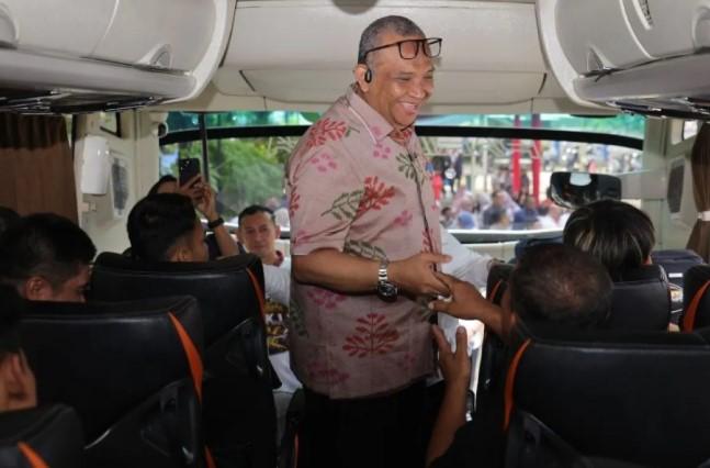 Wamenaker Afriansyah Noor Tekankan Hubungan Industrial Harmonis Saat Melepas Mudik Gratis 295 Pekerja